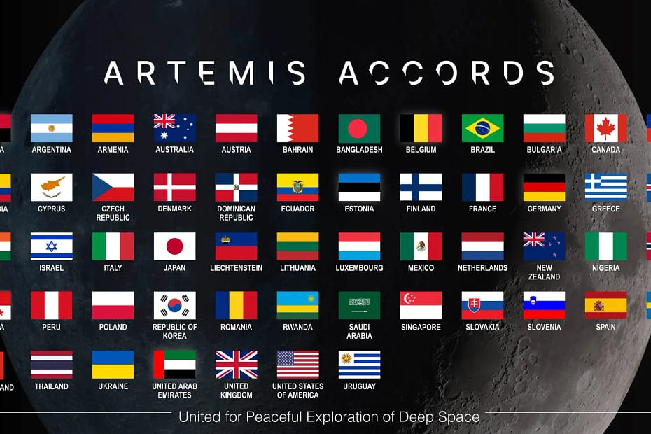 Este gráfico exibe as bandeiras das nações que assinaram os Acordos Artemis, sobre uma imagem de fundo da Lua no espaço negro. O gráfico tem o título 'Acordos Artemis'. As palavras 'Unidos pela Exploração Pacífica do Espaço Profundo' aparecem na parte inferior da imagem. creditos NASA