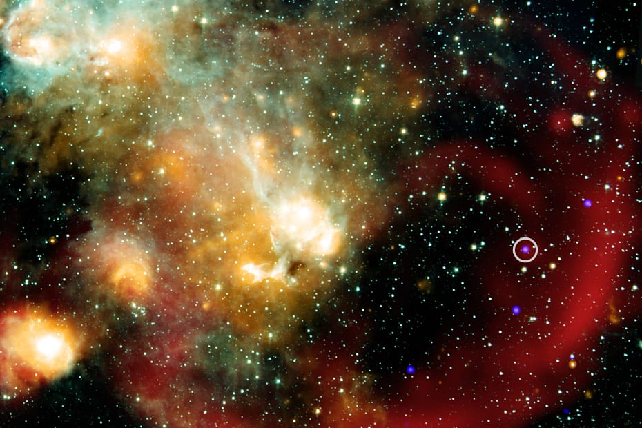 Os cientistas descobriram uma estrela se comportando de uma maneira nunca antes vista, oferecendo novas pistas sobre a origem de uma classe de objetos misteriosos. Esse objeto, conhecido como ASKAP J1832, apresenta variações regulares tanto na intensidade das ondas de rádio quanto nos raios-X a cada 44 minutos — a primeira vez que esse tipo de variação é observado em uma classe de objetos descoberta há apenas três anos. Os raios-X captados pelo Chandra são mostrados junto com dados em infravermelho do Telescópio Espacial Spitzer e registros de rádio do LOFAR. Uma imagem ampliada mostra uma visão mais detalhada da região ao redor desse objeto incomum, em luz de raios-X e rádio.