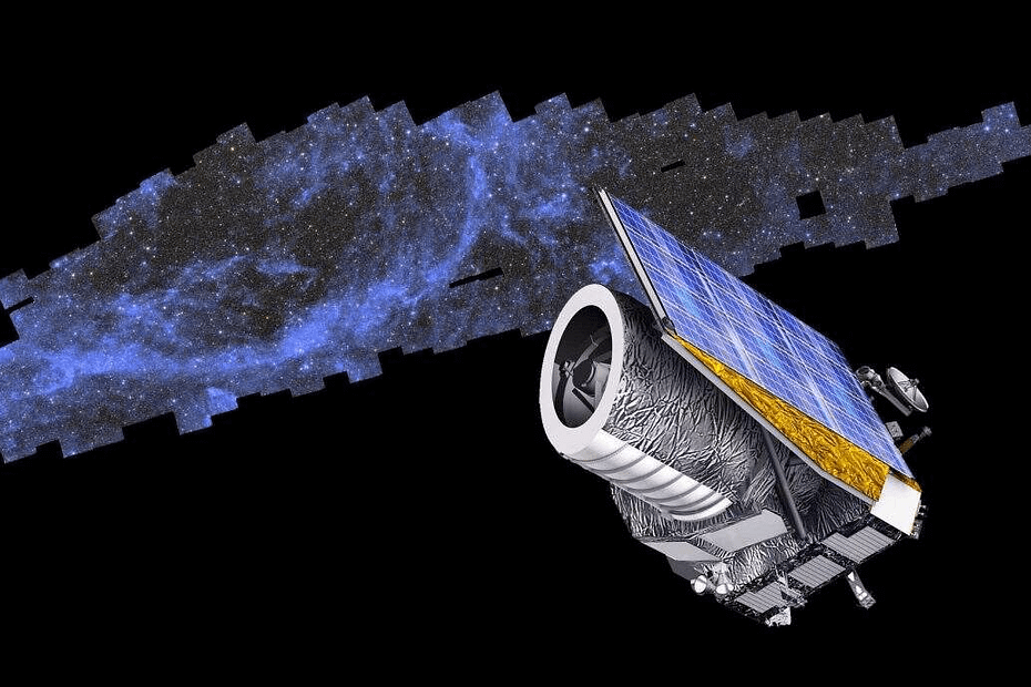 Montagem gráfica mostrando o Telescópio Espacial Euclid em primeiro plano, posicionado diante de seu atlas cósmico, com milhares de galáxias ao fundo compondo o maior mapa 3D do universo.