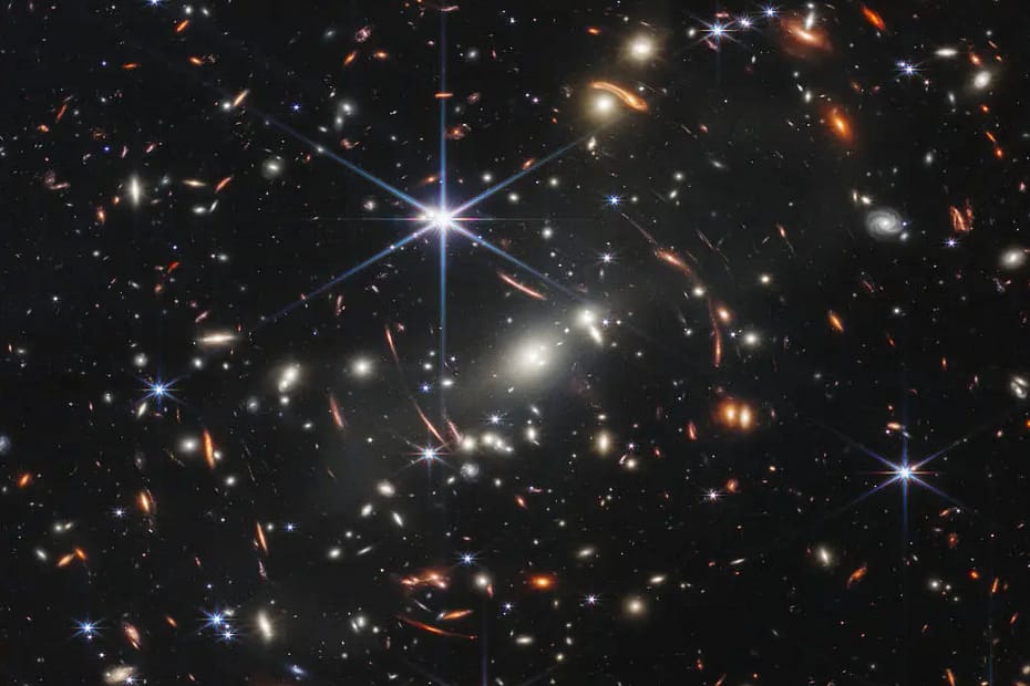 O Telescópio Espacial James Webb, da NASA, produziu a imagem infravermelha mais profunda e nítida do universo distante já registrada até hoje. Conhecida como o Primeiro Campo Profundo do Webb, essa imagem do aglomerado de galáxias SMACS 0723 está repleta de detalhes impressionantes.