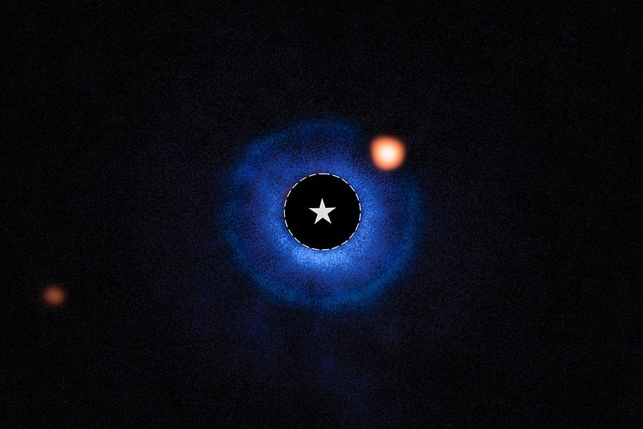 Imagem do sistema estelar TWA 7 com dados combinados do Telescópio Espacial James Webb e do Very Large Telescope. A estrela TWA 7 está no centro, marcada por um círculo e símbolo de estrela. Dados em azul mostram o disco de detritos ao redor da estrela, enquanto pontos laranja indicam objetos no sistema: o ponto brilhante no canto superior direito é o exoplaneta candidato TWA 7 b dentro do disco, e o ponto laranja à esquerda é uma estrela de fundo sem relação.