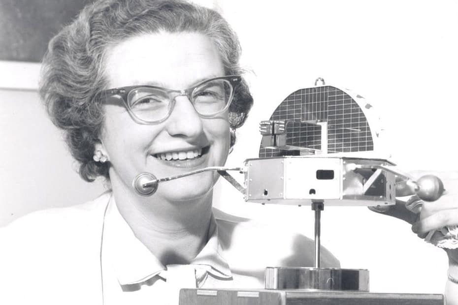 A Dra. Nancy Grace Roman é mostrada com um modelo do Observatório Solar Orbital (OSO) em 1962. Ela foi a primeira Chefe de Astronomia no Escritório de Ciência Espacial da Sede da NASA e a primeira mulher a ocupar um cargo executivo na agência. Em sua função, teve responsabilidade pelo planejamento e desenvolvimento de programas como o Cosmic Background Explorer e o Telescópio Espacial Hubble
