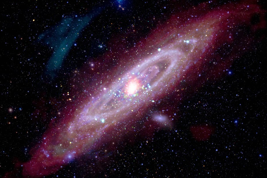Astrônomos estudam Andrômeda (Messier 31, ou M31) para compreender a estrutura e a evolução da nossa própria galáxia espiral, a Via Láctea. Esta nova imagem composta reúne dados multiespectrais de M31, incluindo: raios-X captados pelos telescópios Chandra e XMM-Newton, luz ultravioleta do satélite GALEX, dados ópticos obtidos por astrofotógrafos com telescópios terrestres, infravermelho dos observatórios Spitzer, IRAS, COBE, Planck e Herschel, além de registros em rádio do Westerbork Synthesis Radio Telescope. Cada tipo de luz revela novas informações sobre essa galáxia tão próxima e intimamente relacionada à Via Láctea.