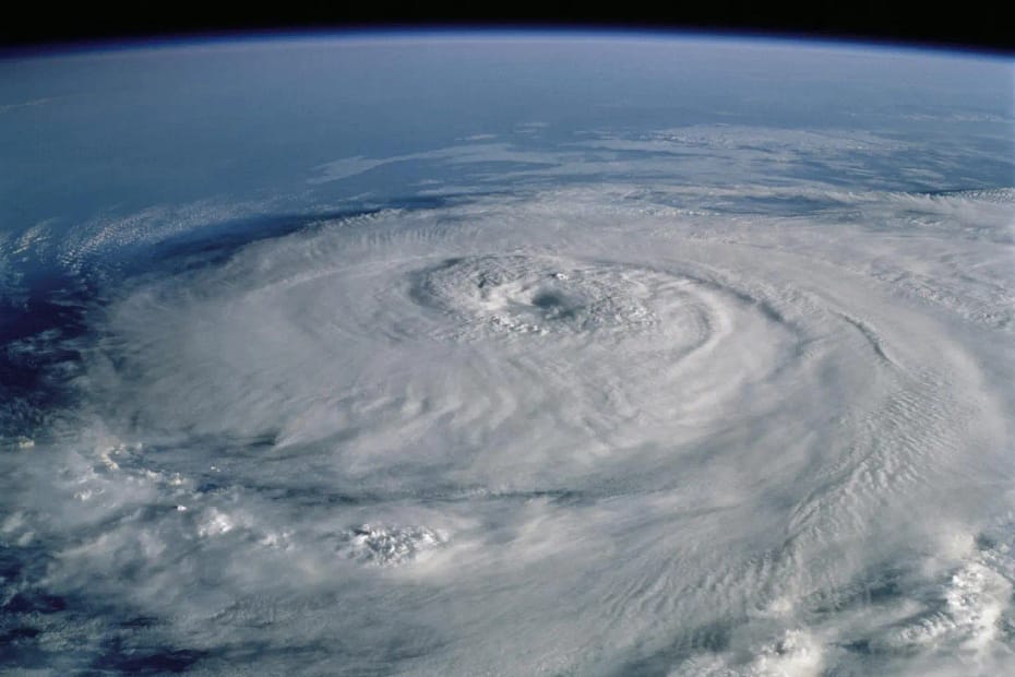 A altura da superfície do mar pode revelar muito aos meteorologistas sobre tempestades extremas, como furacões, incluindo se elas vão se intensificar dentro de um dia. Esse tipo de informação pode ajudar as comunidades a se prepararem melhor caso um furacão esteja a caminho. O furacão Elena é visto aqui a partir do ônibus espacial Discovery, em 1985