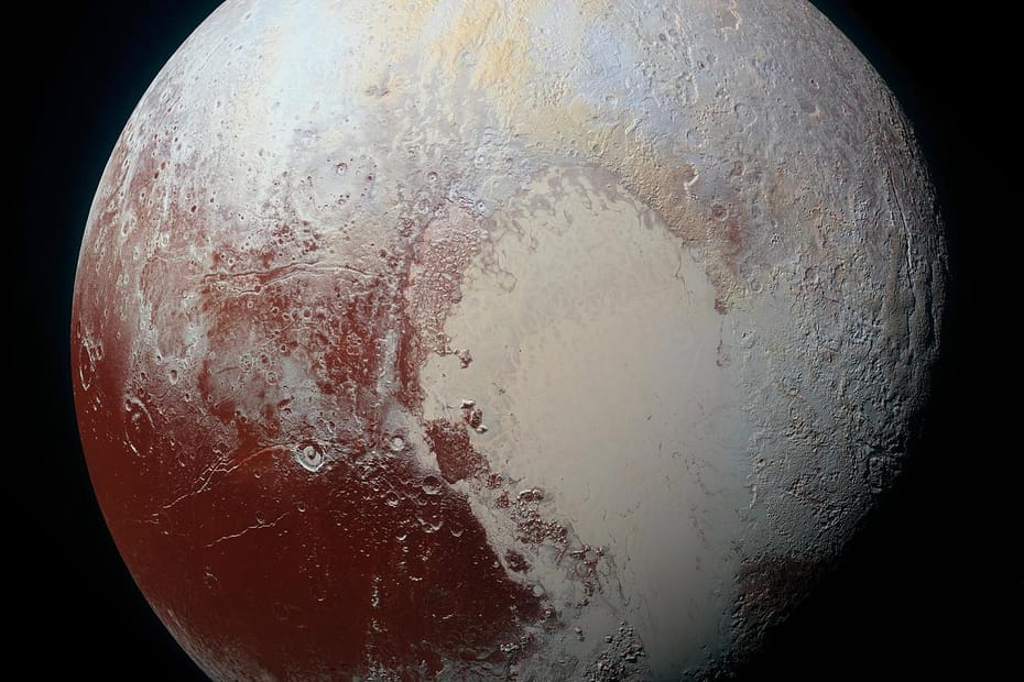 A espaçonave New Horizons da NASA capturou esta imagem em alta resolução e com cores realçadas de Plutão em 14 de julho de 2015. A superfície de Plutão exibe uma variedade notável de cores sutis, realçadas nesta visão para formar um arco-íris de tons azul-claros, amarelos, alaranjados e vermelhos intensos.