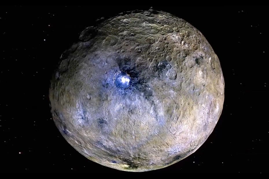 O planeta anão Ceres é mostrado nessas renderizações em cores realçadas que usam imagens da missão Dawn da NASA. Novos modelos térmicos e químicos, baseados nos dados da missão, indicam que Ceres pode ter tido, há muito tempo, condições adequadas para a vida. NASA/JPL-Caltech/UCLA/MPS/DLR/IDA
