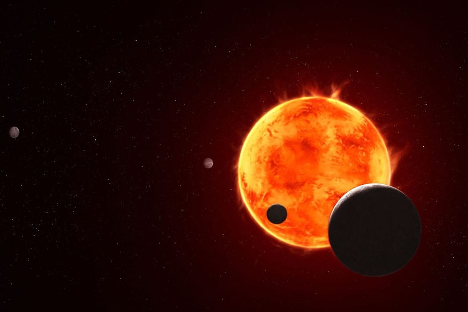 Ilustração de uma estrela com múltiplas labaredas e quatro pequenos planetas em órbita. A estrela está deslocada para a parte inferior direita, com um planeta em silhueta à sua parte inferior direita. Um planeta menor aparece uma polegada à esquerda, também em silhueta. Um terceiro planeta está diretamente à esquerda da estrela, em tons de cinza e branco, mas sem muitos detalhes, e mais distante, próximo à borda esquerda da imagem, encontra-se o quarto planeta, também em tons de cinza e com poucos detalhes.
