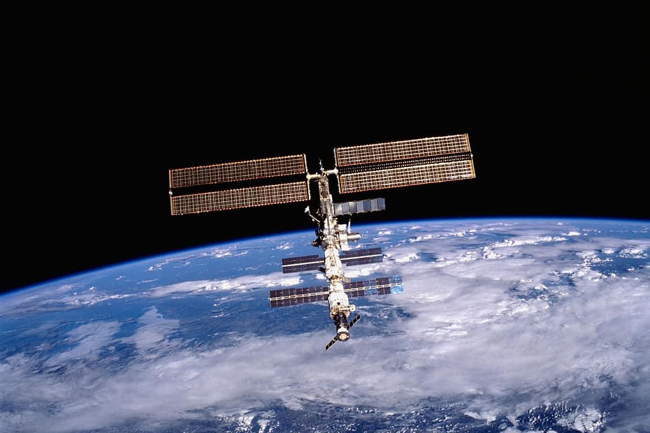Esta imagem da Estação Espacial Internacional (ISS) foi fotografada por um dos tripulantes da missão STS-105 a partir do Ônibus Espacial Discovery, após a separação da ISS. A missão STS-105 foi o 11º voo de montagem da ISS, com objetivos que incluíam a rotatividade da tripulação da Expedição Dois com a tripulação da Expedição Três e a entrega de suprimentos utilizando o Módulo Logístico Multipropósito (MPLM) Leonardo, construído na Itália. A bordo do Leonardo estavam seis racks de armazenamento de suprimentos, quatro plataformas de suprimentos e dois novos racks de experimentos científicos, os EXPRESS (Expedite the Processing of Experiments to the Space Station) Racks 4 e 5, que adicionaram novas capacidades científicas à ISS. Outro payload incluído foi o Experimento de Materiais da Estação Espacial Internacional (MISSE), que consistia em materiais e outros tipos de experimentos de exposição ao espaço, montados no exterior da ISS.