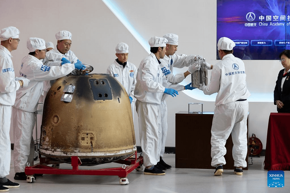 Pesquisadores pesam as amostras lunares da Chang’e-6 durante a cerimônia de abertura do retorno na Academia Chinesa de Tecnologia Espacial, vinculada à Corporação de Ciência e Tecnologia Aeroespacial da China, em Pequim, capital da China, em 26 de junho de 2024.