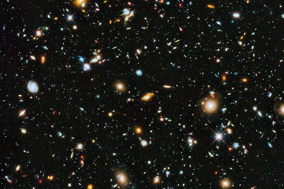Arqueologia Galáctica em ação! Esta imagem mostra a região central do Hubble Deep Field original. Se você estendesse uma agulha à distância do braço, toda a imagem caberia dentro do olho da agulha! São milhares de galáxias, cada uma com bilhões de estrelas, e cada estrela provavelmente com planetas orbitando ao redor. Crédito: NASA, ESA, H. Teplitz e M. Rafelski (IPAC/Caltech); A. Koekemoer (STScI), R. Windhorst (Arizona State University) e Z. Levay (STScI)