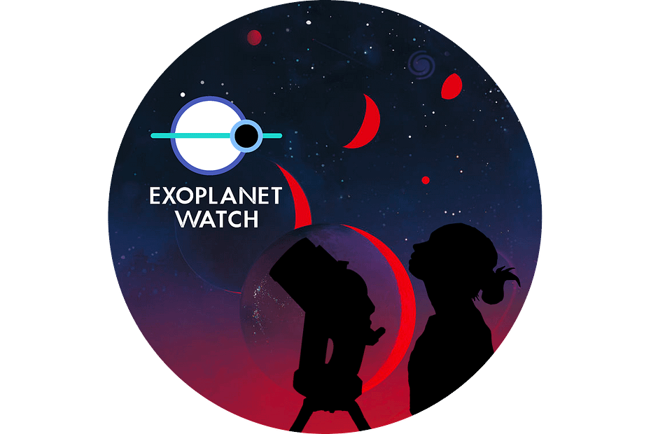 Logotipo do Exoplanet Watch. Em um fundo branco, um gráfico simples aparece acima das palavras 'Exoplanet Watch'. O gráfico consiste em um grande círculo roxo com uma faixa horizontal verde atravessando seu meio e se estendendo bem além do círculo. Na interseção do círculo roxo com a linha verde, no lado direito, há outro círculo, este em azul claro. O círculo roxo representa uma estrela, o círculo azul claro um exoplaneta em órbita, e a linha verde o traçado da órbita do exoplaneta.