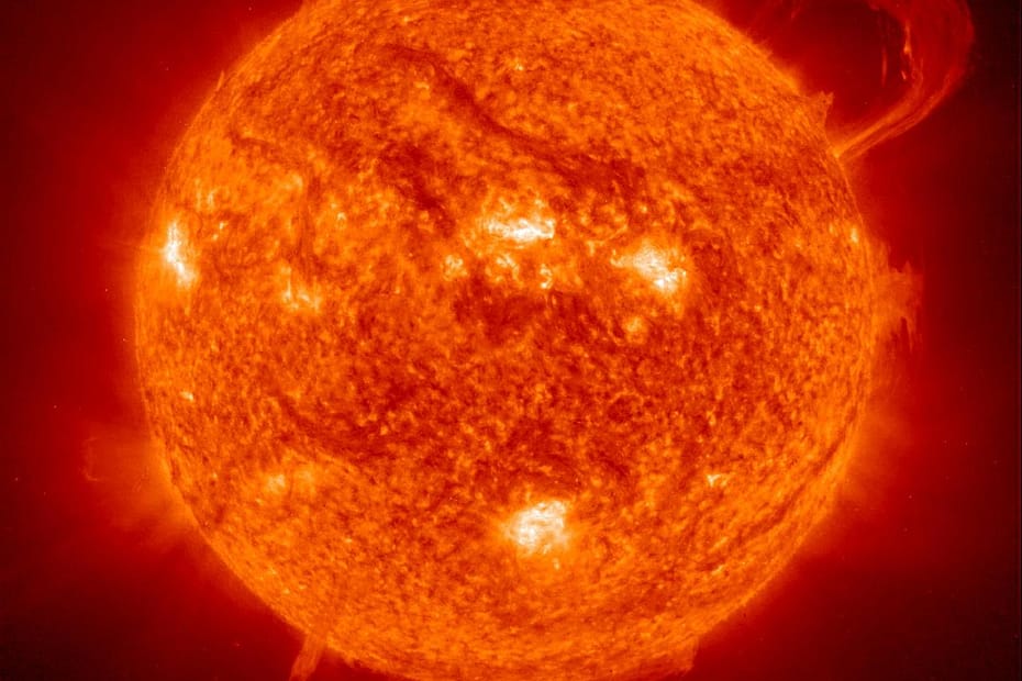 O Telescópio de Imagem em Ultravioleta Extremo (EIT) da NASA a bordo da espaçonave SOHO da ESA capturou esta imagem de uma enorme proeminência em forma de alça em 1999. Proeminências são enormes nuvens de plasma relativamente frio e denso, suspensas na coroa solar, que é quente e pouco densa.