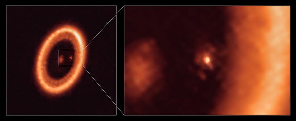 Esta imagem, capturada pelo Atacama Large Millimeter/submillimeter Array (ALMA) — do qual o ESO é parceiro — mostra uma visão ampla (à esquerda) e um close (à direita) do disco formador de luas que envolve o planeta PDS 70c, um jovem mundo semelhante a Júpiter localizado a cerca de 400 anos-luz de distância.
Na imagem aproximada, vemos PDS 70c e seu disco circumplanetário em primeiro plano, enquanto o grande disco circumestelar, em formato de anel, ocupa a maior parte do lado direito. A estrela PDS 70 está no centro da imagem à esquerda, na visão mais ampla.
O sistema abriga dois planetas, PDS 70c e PDS 70b — este último não é visível na imagem. Esses planetas escavaram uma cavidade no disco circumestelar ao absorver material dele, crescendo de tamanho. Durante esse processo, PDS 70c formou seu próprio disco circumplanetário, que alimenta o crescimento do planeta e serve como berço para o nascimento de luas.
Esse disco tem um tamanho comparável à distância entre o Sol e a Terra e contém massa suficiente para formar até três satélites do tamanho da Lua.
