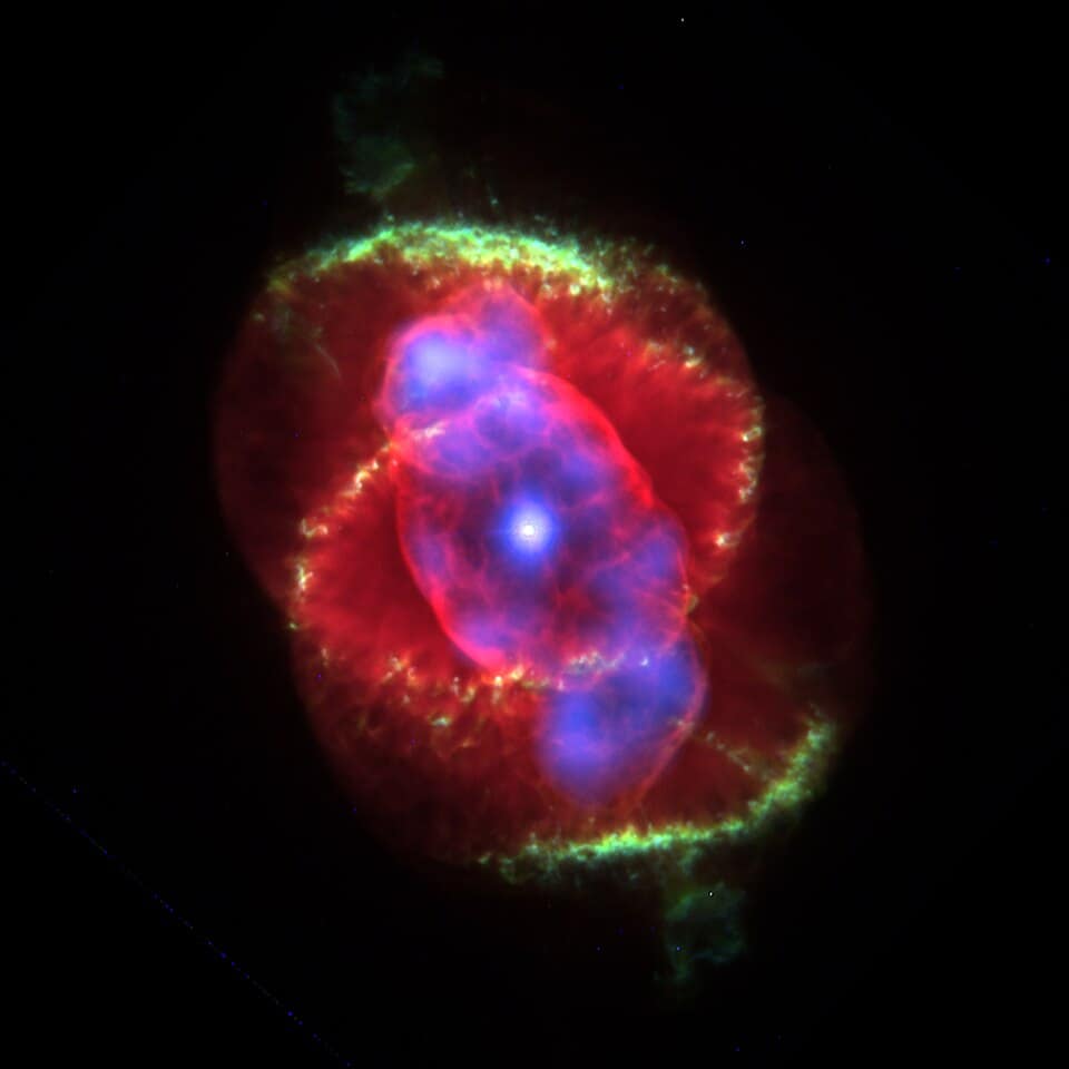 Nebulosa Olho de Gato (NGC 6543) é revelada nesta nova e detalhada visão do Telescópio Espacial Hubble da NASA. A imagem da Câmera Avançada para Pesquisas (ACS) do Hubble mostra um padrão de olho de boi com onze ou mais anéis concêntricos, ou conchas, ao redor do Olho de Gato.