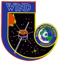 O símbolo da missão NASA Wind é um design simples e elegante, representando o satélite Wind. Ele foi criado para refletir a natureza da missão, que tinha o objetivo de estudar o vento solar e a interação com o campo magnético da Terra. O logotipo apresenta um estilo moderno, com elementos que evocam o movimento e a dinâmica do vento solar. Embora o logotipo específico da missão não seja tão amplamente reconhecido como outros, ele está associado à exploração espacial e ao estudo do ambiente espacial ao redor da Terra.
