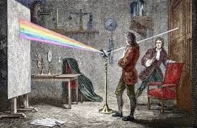  Desenho de Isaac Newton realizando o experimento com um prisma, onde a luz solar atravessa o prisma e se divide em um espectro de cores. Ele está em um ambiente de laboratório, observando atentamente a decomposição da luz em várias cores, um momento crucial para sua descoberta da natureza da luz