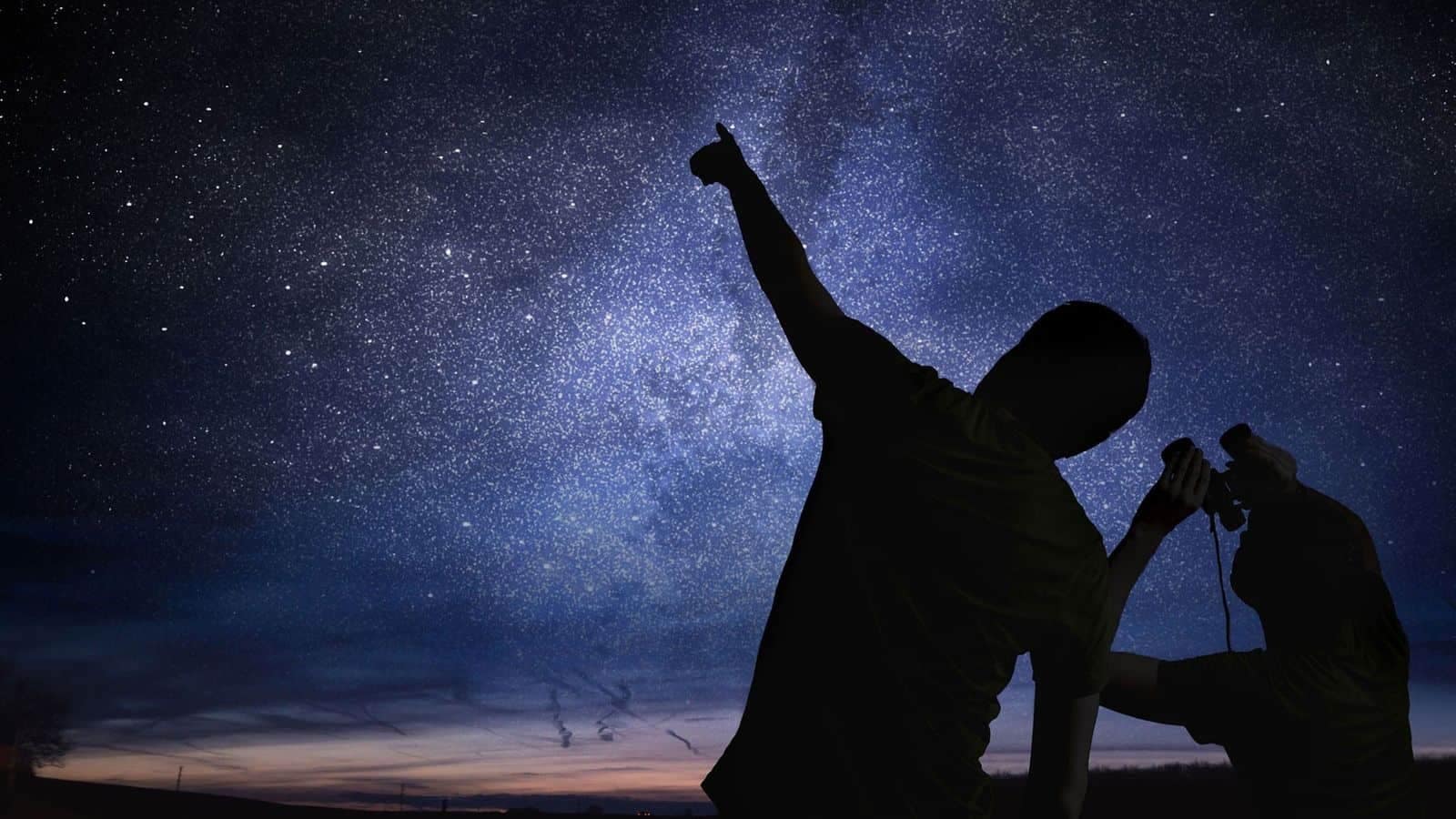 Duas pessoas observando as estrelas com binóculos astronômicos em uma noite de céu limpo. A cena representa uma forma prática de como observar o céu  com equipamentos ou a olho nu permitindo explorar constelações e planetas visíveis a olho nu.