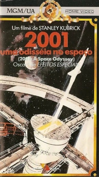 Pôster do filme 2001: Uma Odisseia no Espaço, com a imagem icônica de um monólito negro em um cenário espacial. A silhueta de uma nave espacial e as estrelas ao fundo refletem a grandiosidade e o mistério do cosmos. O design minimalista, com cores escuras e iluminação dramática, captura a essência do filme, que explora a evolução da humanidade e o desconhecido. O título do filme é exibido de maneira destacada, convidando o público a embarcar em uma jornada épica pelo espaço e pelo tempo. 