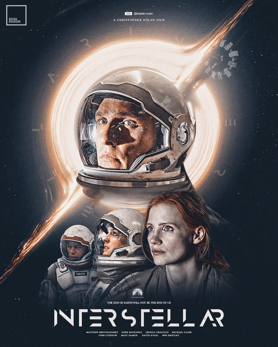 Pôster do filme Interstellar, apresentando o buraco negro no fundo, com os protagonistas em trajes espaciais na frente. O ambiente cósmico ao redor é sombrio e misterioso, refletindo a magnitude do espaço. A imagem captura a tensão e a imensidão do universo, destacando Interstellar como um dos melhores filmes de astronomia, explorando temas de viagem espacial, buracos negros e a sobrevivência humana.