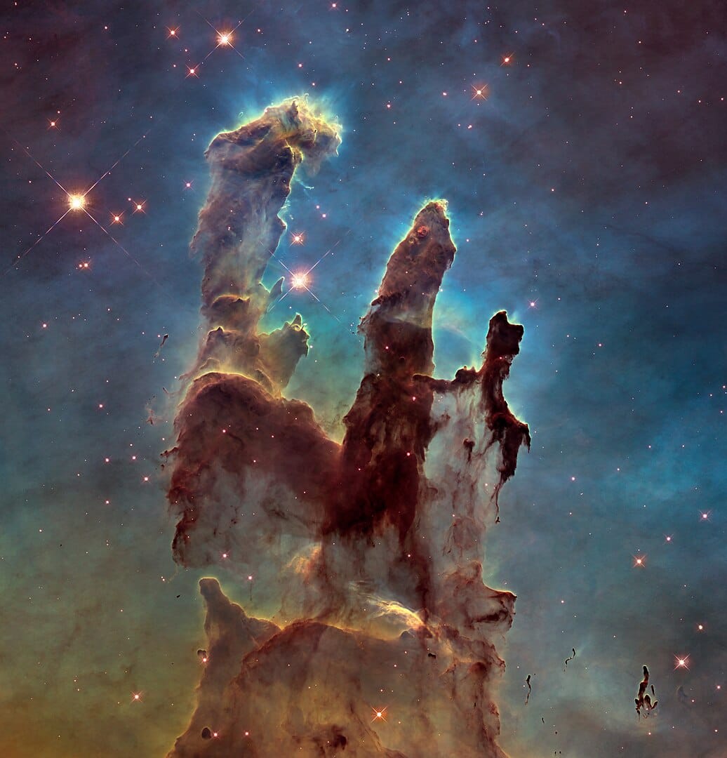 Os Pilares da Criação Registro icônico dos Pilares da Criação na Nebulosa da Águia, com colunas de gás e poeira moldadas pela radiação estelar, mostrando a formação de estrelas em tempo real.