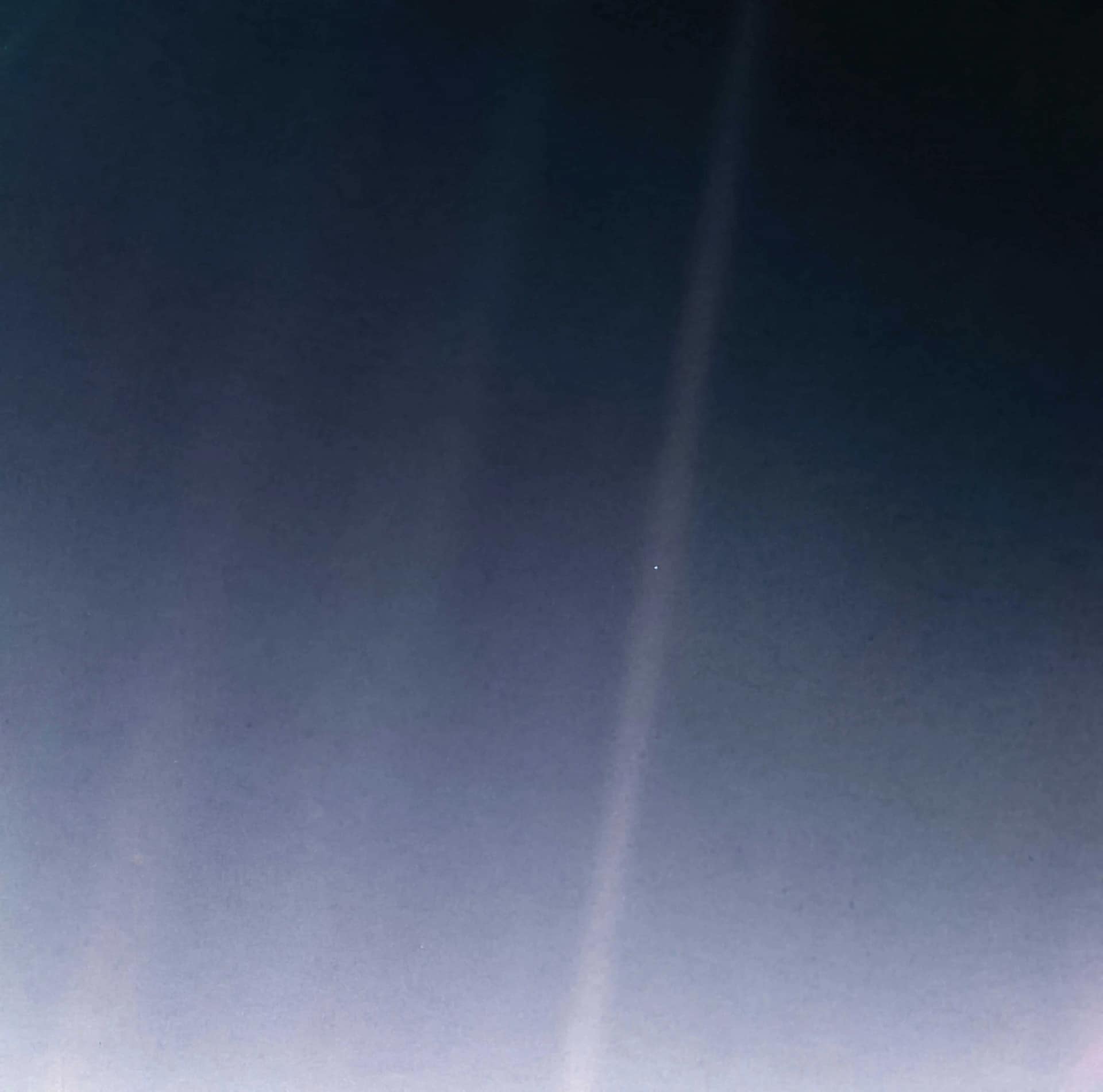 O Pálido Ponto Azul" é uma fotografia da Terra tirada em 14 de fevereiro de 1990 pela Voyager 1 da NASA, a uma distância de 3,7 bilhões de milhas (6 bilhões de quilômetros) do Sol. A imagem inspirou o título do livro do cientista Carl Sagan, Pálido Ponto Azul: Uma Visão do Futuro Humano no Espaço, no qual ele escreveu: “Olhe novamente para esse ponto. Isso é aqui. Isso é o lar. Isso somos nós.”Sondas Voyager da NASA e a contribuição para Astronomia.