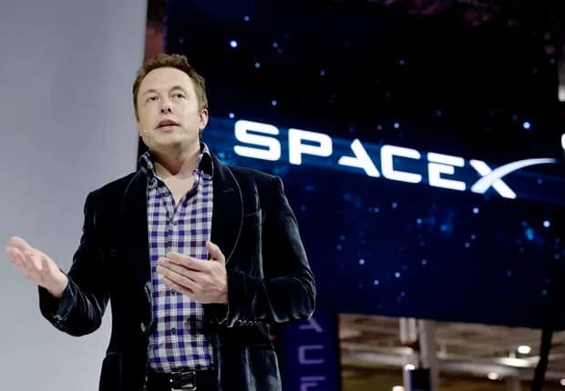 Elon Musk posicionado abaixo do logotipo da empresa. A imagem incorpora elementos visuais representando marcos importantes do ano, como lançamentos bem-sucedidos, testes da Starship e progressos na exploração espacial.