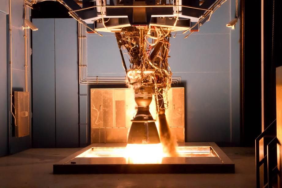 Motor Merlin 1D sendo testado no banco de testes da SpaceX em McGregor