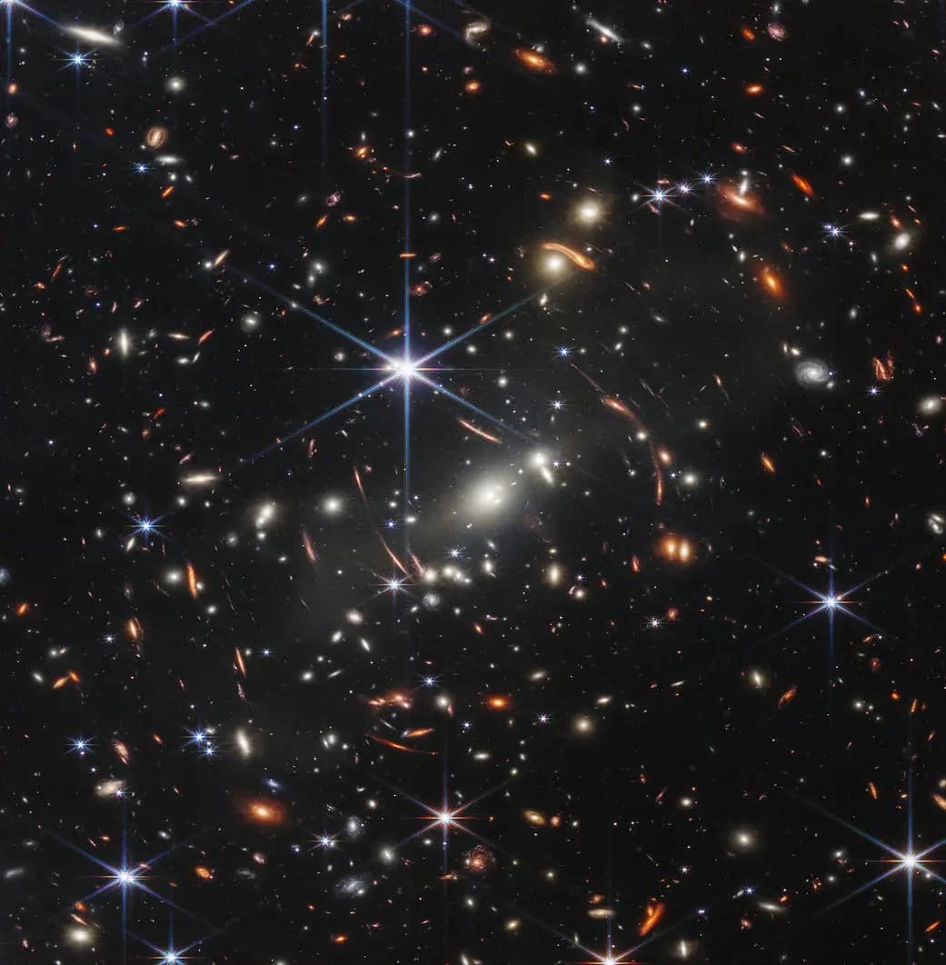 O Telescópio Espacial James Webb, da NASA, produziu a imagem infravermelha mais profunda e nítida do universo distante já registrada até hoje. Conhecida como o Primeiro Campo Profundo do Webb, essa imagem do aglomerado de galáxias SMACS 0723 está repleta de detalhes impressionantes.