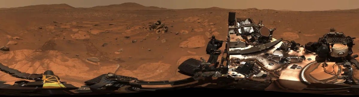 Composta por 993 imagens individuais e 2,38 bilhões de pixels, esta imagem panorâmica de 360 graus capturada pelo rover Perseverance da NASA mostra todos os ângulos a partir de um local chamado 'Airey Hill' pela equipe científica.
