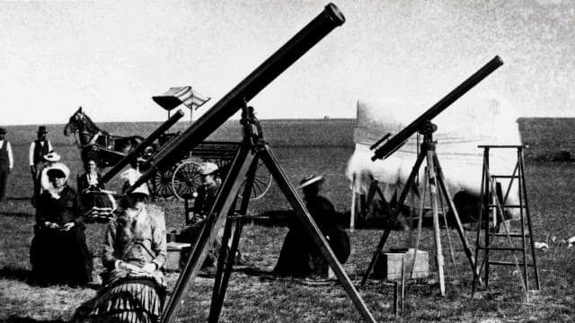 Maria Mitchell com suas estudantes, todas mulheres, usando um telescópio apontado para o céu estudo do sol
