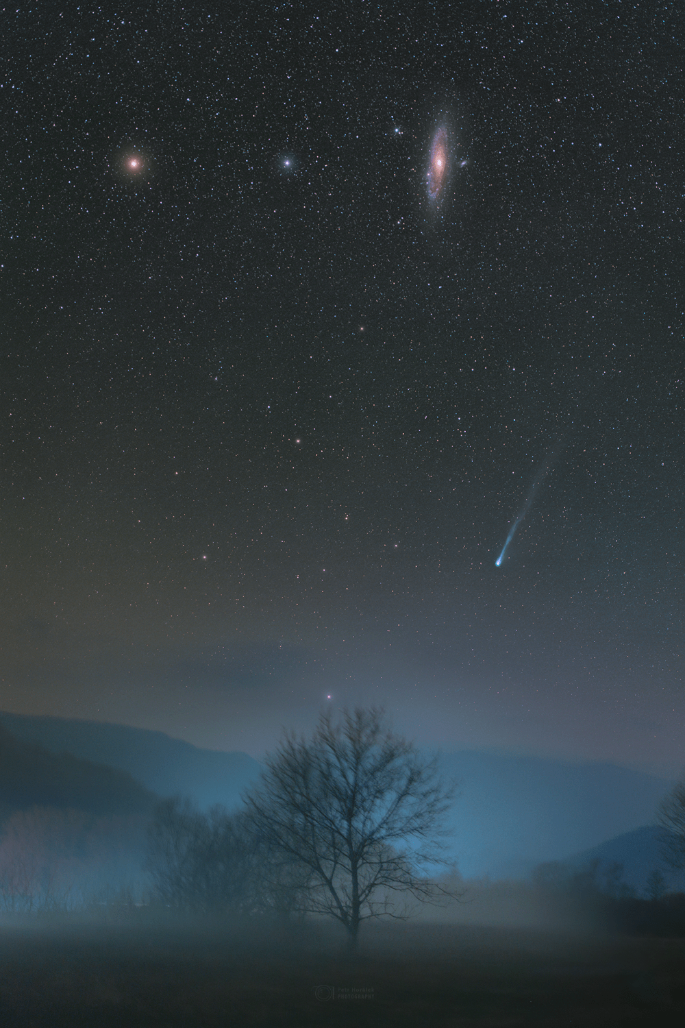 Com a chegada da primavera para os observadores do céu do hemisfério norte, o cometa 12P/Pons-Brooks está se tornando mais brilhante. Atualmente visível com pequenos telescópios e binóculos, o cometa do tipo Halley pode chegar a ser visto a olho nu nas próximas semanas. Apesar da atmosfera enevoada, a coma esverdeada e a longa cauda do cometa pairam perto do horizonte nesta bela paisagem noturna profunda registrada em Revuca, na Eslováquia, em 5 de março. M31, também conhecida como Galáxia de Andrômeda, e a brilhante estrela amarelada Mirach, a segunda estrela mais brilhante da constelação de Andrômeda, aparecem no céu acima do cometa. A Galáxia de Andrômeda está a cerca de 2,5 milhões de anos-luz além da Via Láctea.
Crédito da imagem e direitos autorais: Petr Horálek / Instituto de Física em Opava