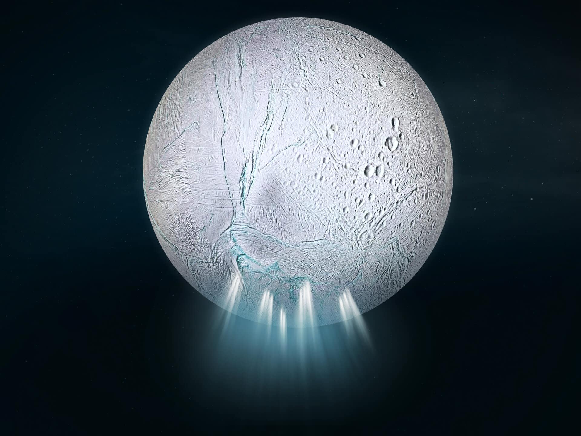 visão global de uma lua no espaço, com uma superfície muito branca coberta por marcas que lembram cicatrizes ou rachaduras. A partir das fendas na parte inferior da lua, emanam jatos brancos envoltos por um brilho azul difuso.