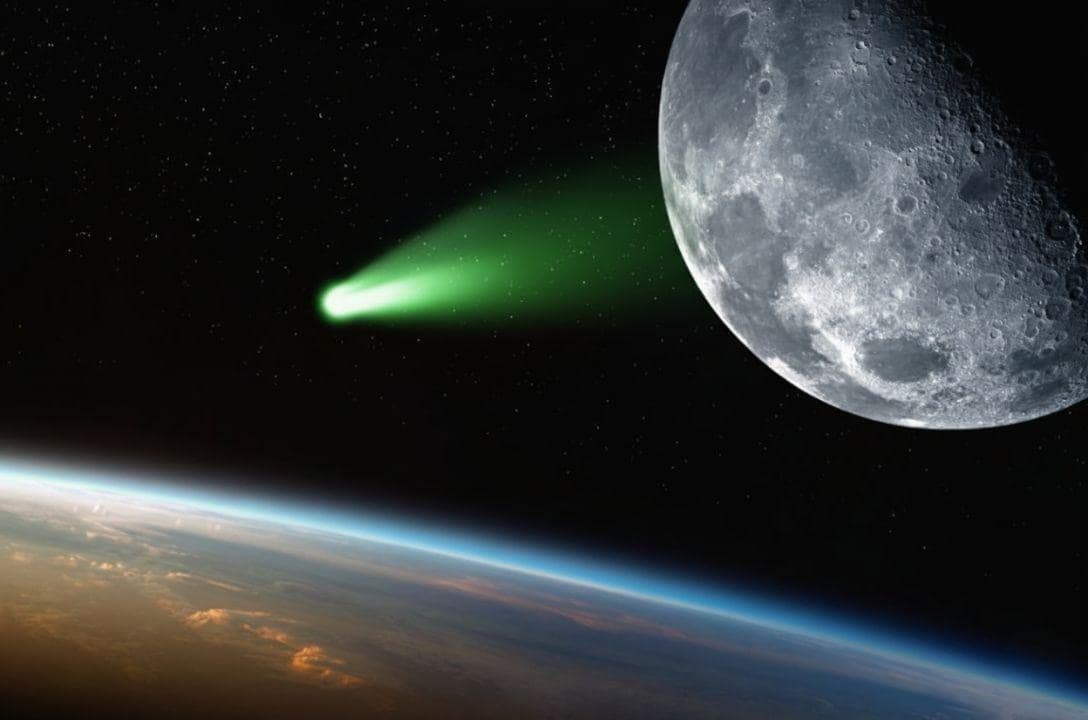 Ilustração mostrando o cometa se aproximando da Terra, com a Lua e diversas estrelas ao fundo, representando a trajetória do corpo celeste pelo espaço.