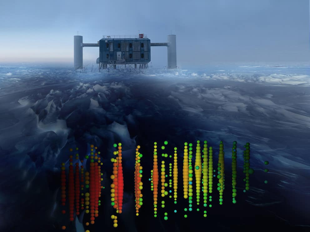 Alt text / descrição em português: Esta imagem mostra uma representação visual de uma das detecções de neutrinos de mais alta energia, sobreposta a uma vista do Laboratório IceCube no Polo Sul.
Créditos: https://www.icds.psu.edu/