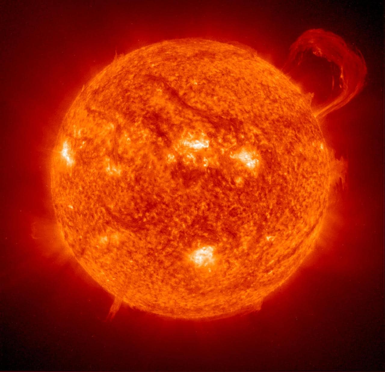 O Telescópio de Imagem em Ultravioleta Extremo (EIT) da NASA a bordo da espaçonave SOHO da ESA capturou esta imagem de uma enorme proeminência em forma de alça em 1999. Proeminências são enormes nuvens de plasma relativamente frio e denso, suspensas na coroa solar, que é quente e pouco densa.