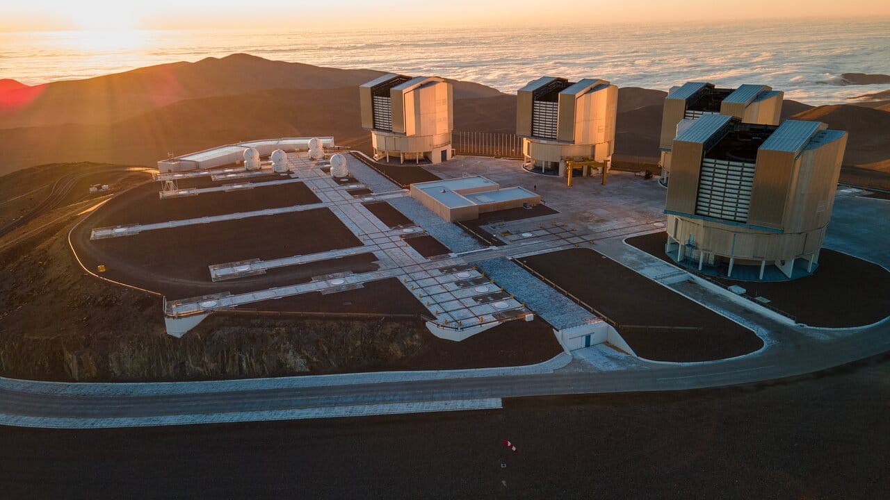 O Telescópio VLT da ESO acima das nuvens no Observatório do Paranal, no deserto do Atacama, Chile.Esta imagem mostra os quatro grandes Telescópios Principais e os quatro Telescópios Auxiliares que formam o Very Large Telescope (VLT) do ESO.

O Telescópio Principal 1, que começou a operar há 25 anos, está localizado no centro da imagem, ao lado dos Telescópios Auxiliares.