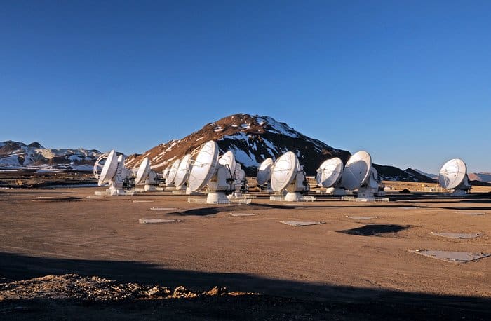 alma obervatorio O maior observatório do mundo é o ALMA (Atacama Large Millimeter/submillimeter Array), um complexo de radiotelescópios localizado no deserto do Atacama, no Chile. No entanto, o observatório astronômico permanente mais alto é o Observatório Atacama da Universidade de Tóquio (TAO)