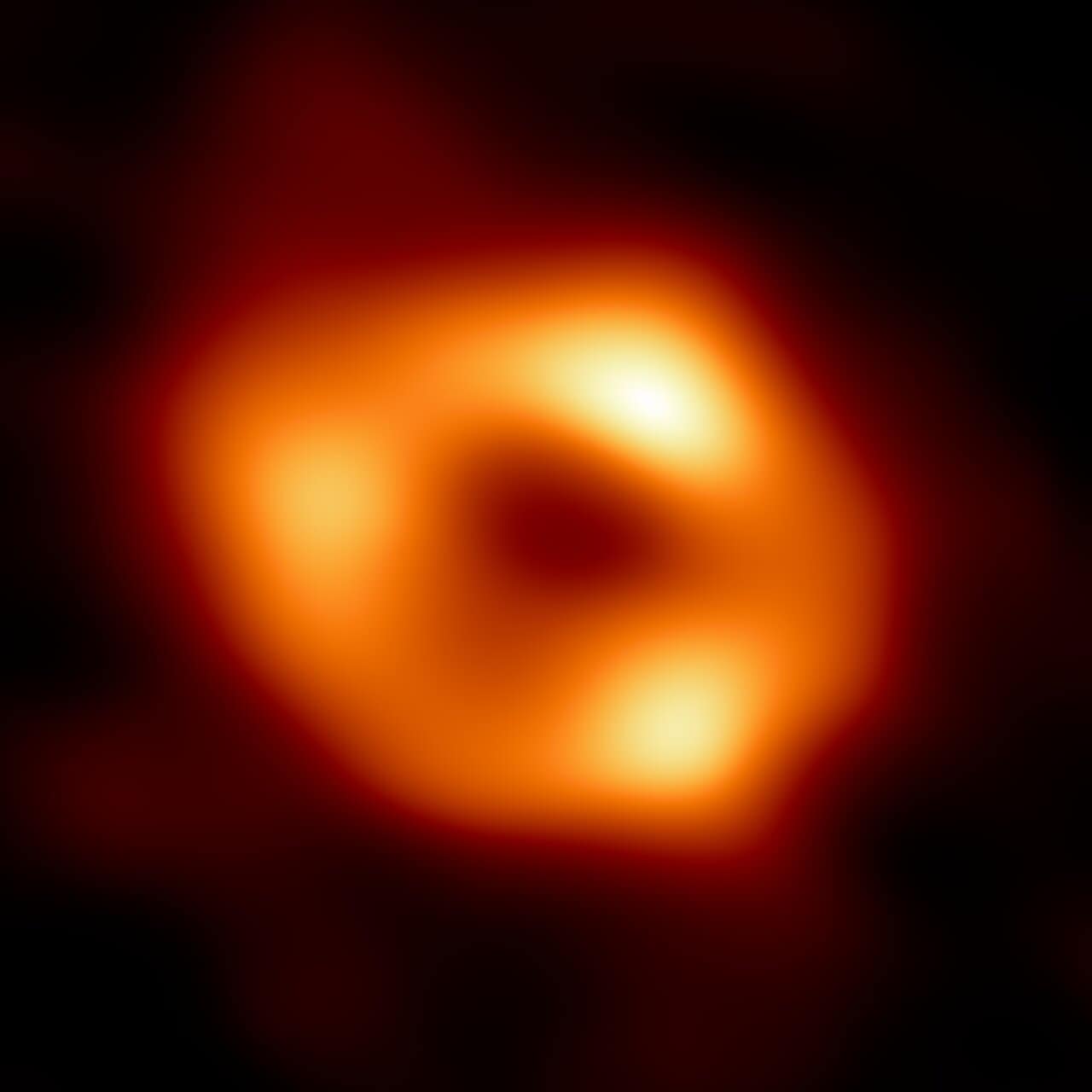 Esta é a primeira imagem real do buraco negro supermassivo Sagitário A*, localizado no centro da Via Láctea. O Very Large Telescope (VLT), instalado no Observatório de Paranal, no Chile, é um dos observatórios ópticos mais poderosos do mundo e teve papel essencial nas observações que contribuíram para esse estudo, em colaboração com o Event Horizon Telescope (EHT).