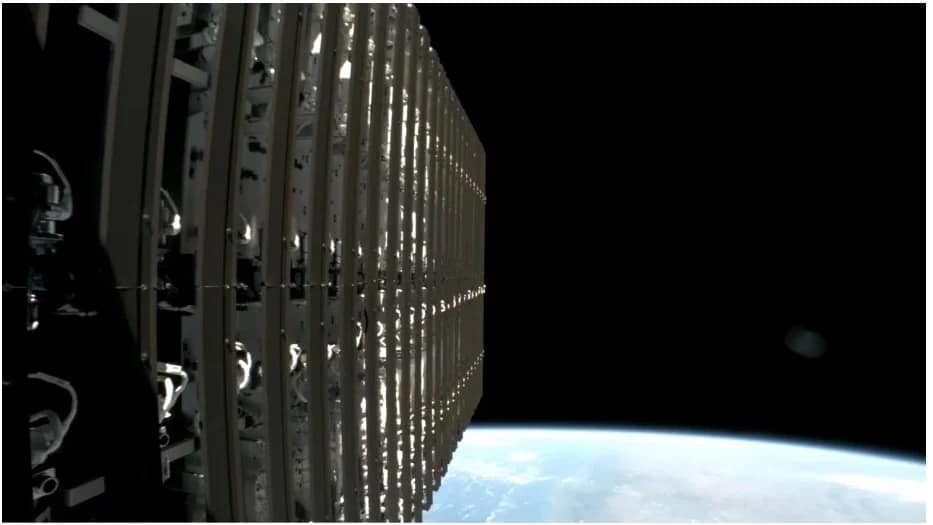 satélites Starlink dentro da cápsula do foguete Falcon, prontos para serem lançados no espaço. A cápsula está aberta, com os satélites organizados em sua estrutura, aguardando o lançamento. Ao fundo, a curvatura da Terra é visível, destacando a beleza do planeta vista do espaço. A cena captura o momento antes de um lançamento, onde a tecnologia avançada da SpaceX prepara os satélites para se integrar à rede global de internet via Starlink, conectando o mundo com alta velocidade.