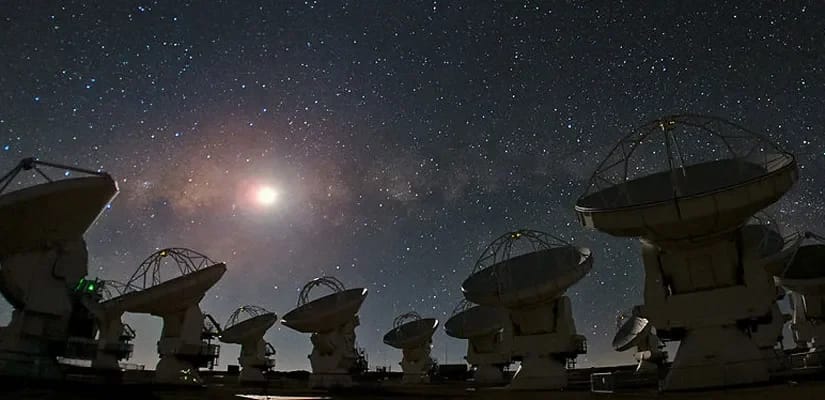 Vista panorâmica do ALMA Observatory, localizado no deserto de Atacama, Chile. O ALMA é uma das instalações astronômicas mais avançadas do mundo, composta por uma rede de antenas que captam radiação submilimétrica e milimétrica para estudar o universo em detalhes impressionantes.