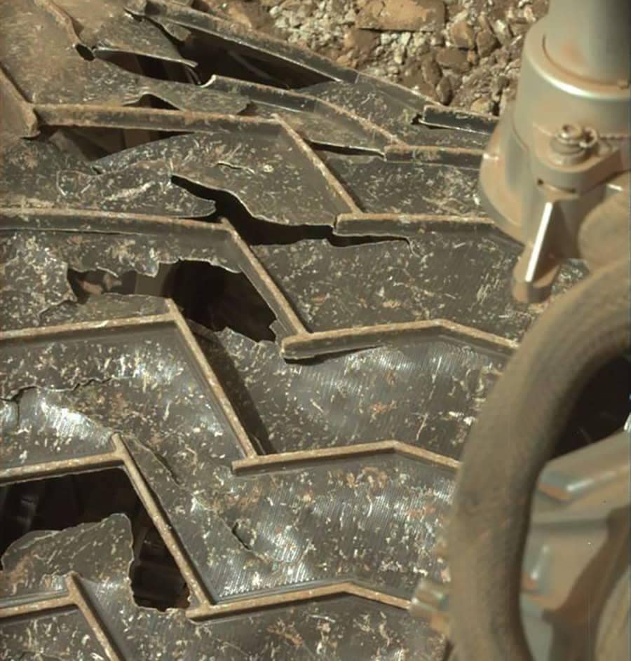 Roda central à direita do rover Curiosity, da NASA, que explora Marte, fotografada em 22 de setembro de 2024. Crédito: NASA / JPL-Caltech / MSSS
