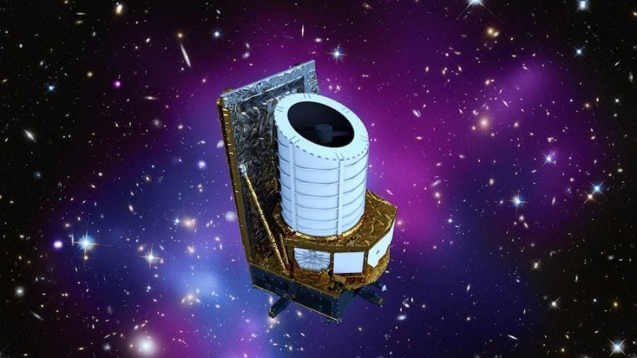 Telescópio Espacial Euclid flutuando no espaço escuro, com painéis solares abertos, estudando a matéria escura e a energia escura no universo distante.