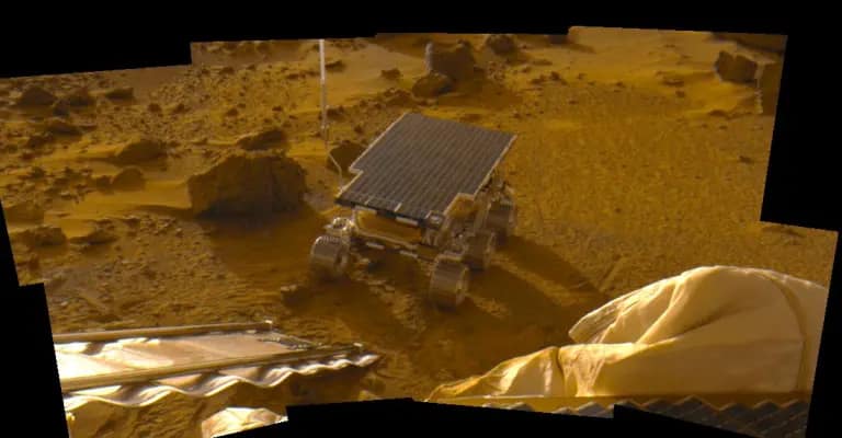 Do tamanho de um forno de micro-ondas, o rover Sojourner, da NASA, foi a primeira espaçonave a se locomover em Marte, como mostra esta imagem registrada pela sonda Pathfinder em 5 de julho de 1997. O rover explorou a superfície marciana por 83 dias — muito além dos sete previstos para a missão.
NASA/JPL-Caltech