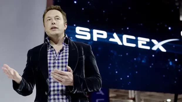Elon Musk posicionado abaixo do logotipo da empresa. A imagem incorpora elementos visuais representando marcos importantes do ano, como lançamentos bem-sucedidos, testes da Starship e progressos na exploração espacial.